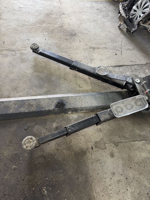 Vând elevator 380V ridicare 4t cu 3 segmente pe fata