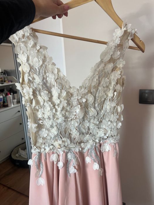 Рокля с 3Д цветя