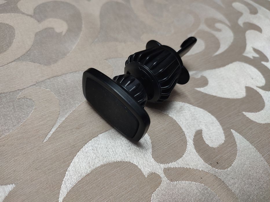 Магнитна стойка за телефон за автомобил.