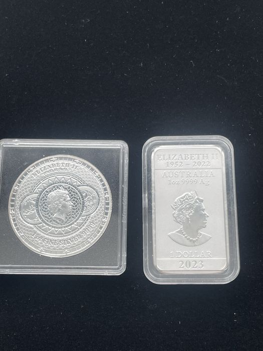 Сребърна монета и сребърно кюлче, всяко по 1 тройунция.