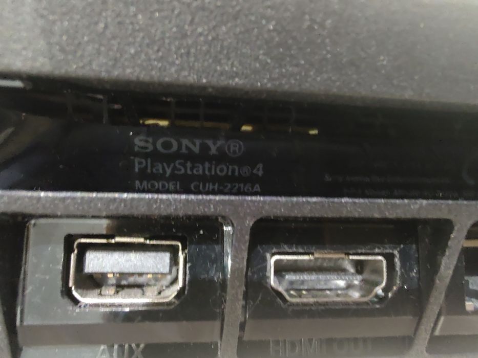 Продавам Play Station slim 4- 500GB