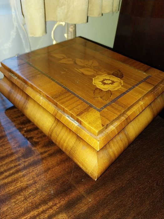 Vând cutie din lemn intarsie pentru bijuterii