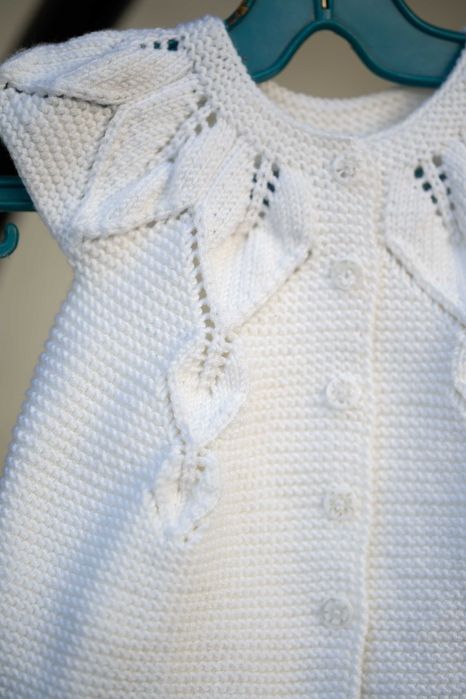 Ръчно плетени детски дрешки.