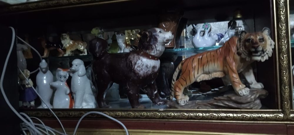 Статуэтки фарфоровые и другие