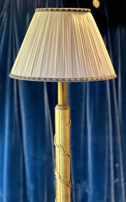 Lampă de podea vintage din lemn masiv și bronz – elegantă, cu abajur plisat