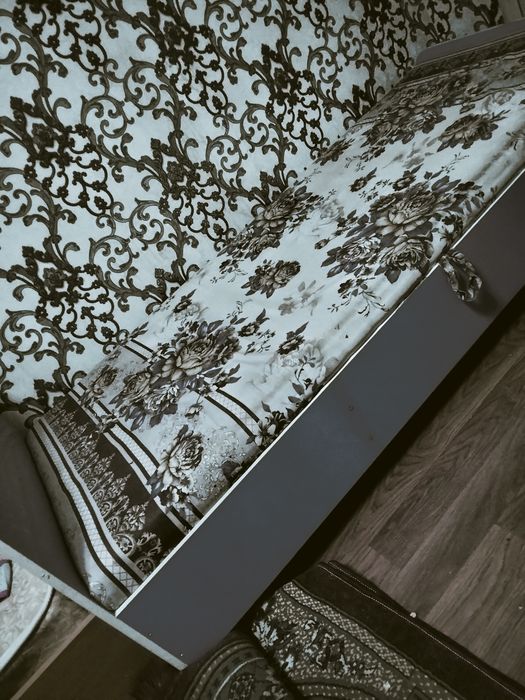 Продам  2 кровати , 3 шкафа