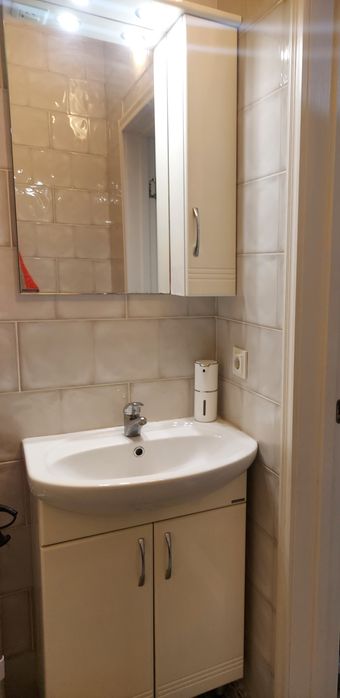 Продам мебель в ванну комнату. Б/у, в хорошем состоянии. Цвет белый.