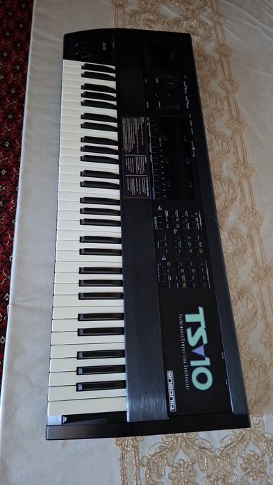 Ensoniq ts10 sotiladi.