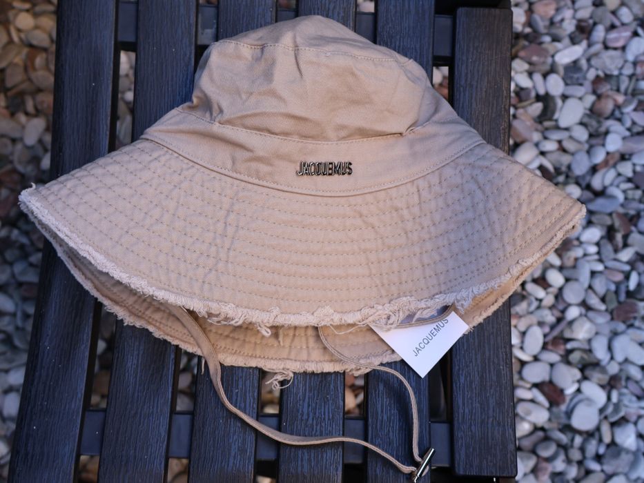 Дамски шапки Jacquemus