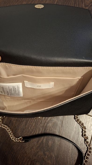 Черна велурена чанта на H&M