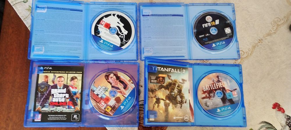 PS4 със кабели и 2 джойстика и 4 игри