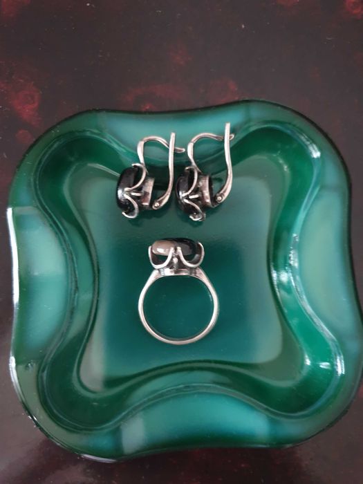 Комплект кольцо и серьги. Агат в мельхиоре.