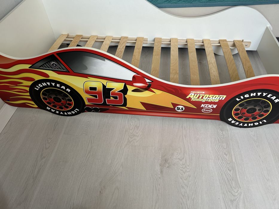 Детская кровать машина