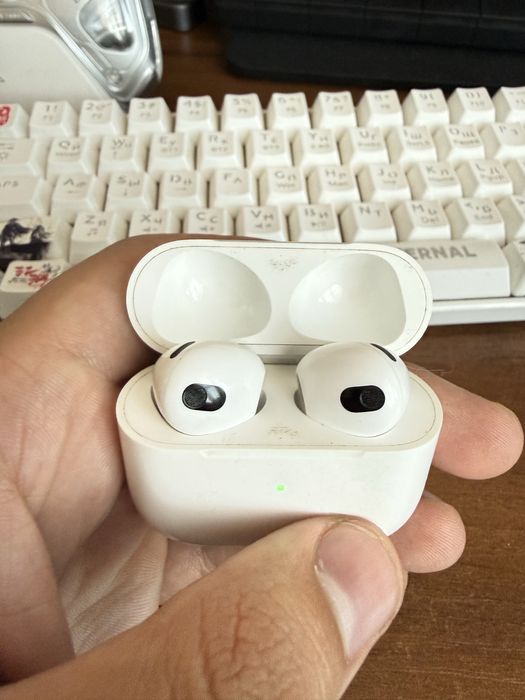 Продам Airpods 3