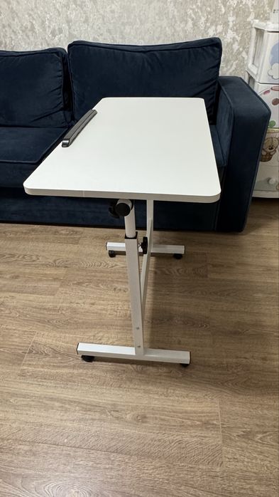 Столик для ноутбука ДСП 80x40x65 см