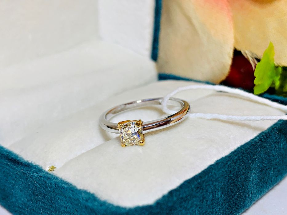 золотое кольцо модель «Одноглазка» с бриллиантом