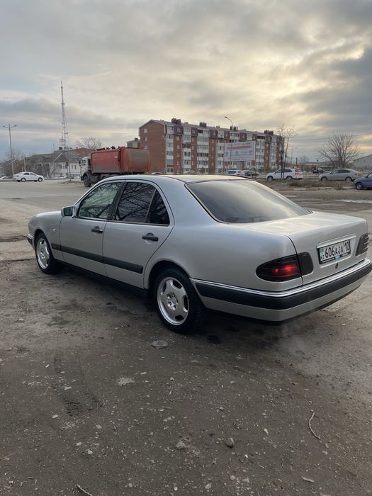 Продам мерс 210 автомат
