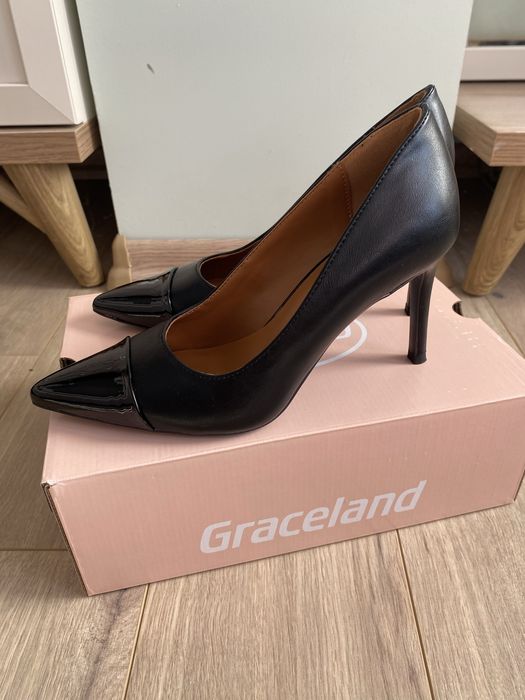 Нови обувки на ток