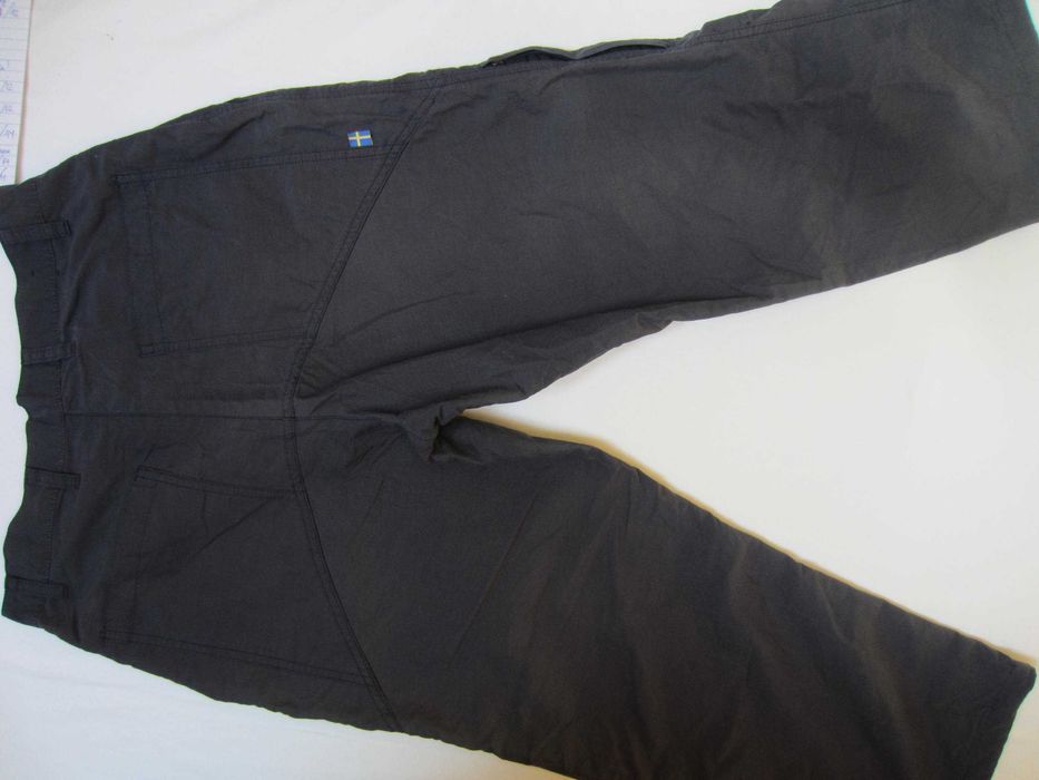 Pantalon bermude Fjall Raven, masura 38, material 73%polyamida+27%bumbac), culoare gri inchis, stare f. buna