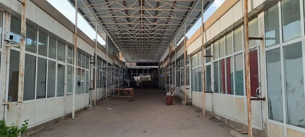 Chirchiq Shahrida Karvon Bozorida dokonlar sotiladi