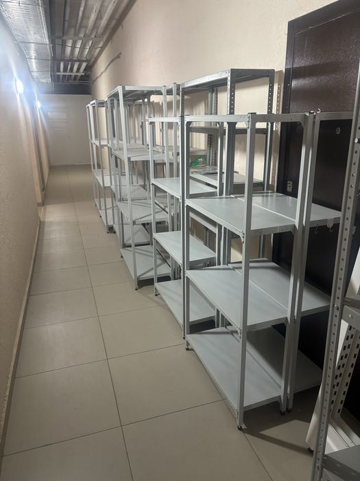 Стилажи и полки срочно продаются