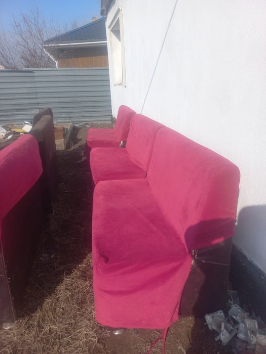 Стол и диван для кафе бар