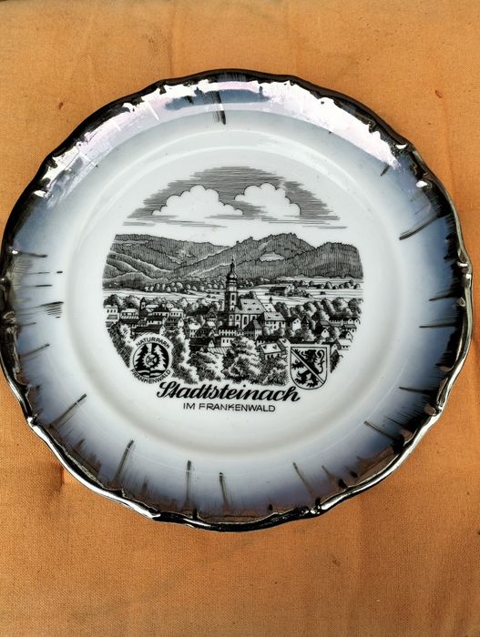 Декоративна порцеланова чиния със сребърно покритие