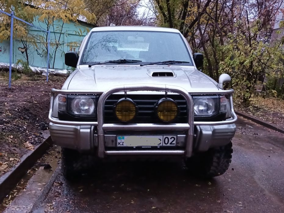 Автомобиль Мицубиси Паджеро -2