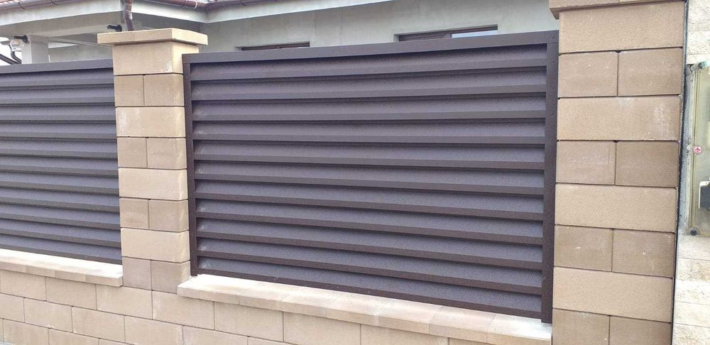 Garduri si porti din panouri stil jaluzele, sipca metalica, tabla cutata, plasa bordurata, fier forjat, BCA sau beton si alte modele disponibile