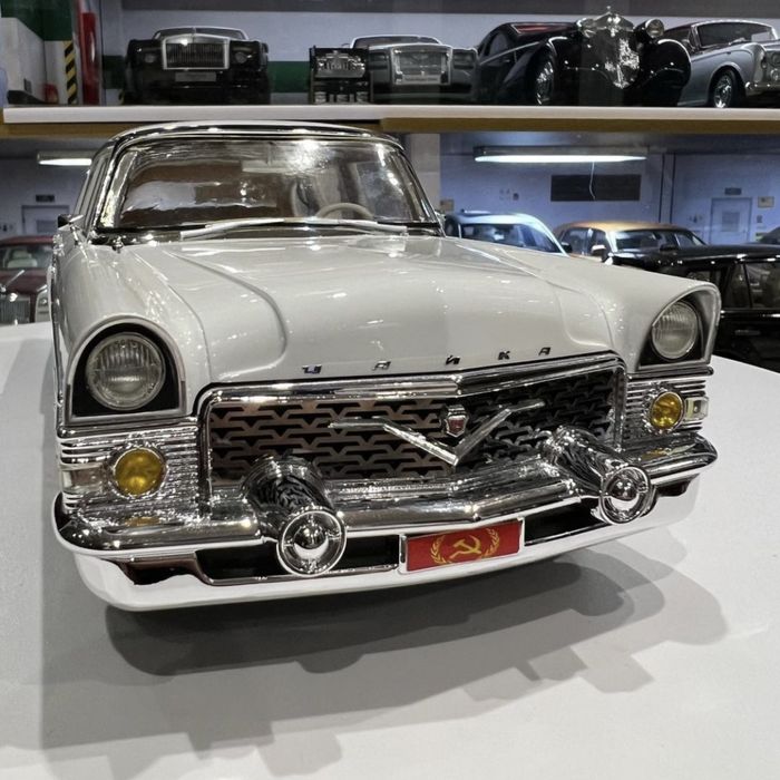 Чайка Газ 13 Model 1:18. Есть чёрный и белый