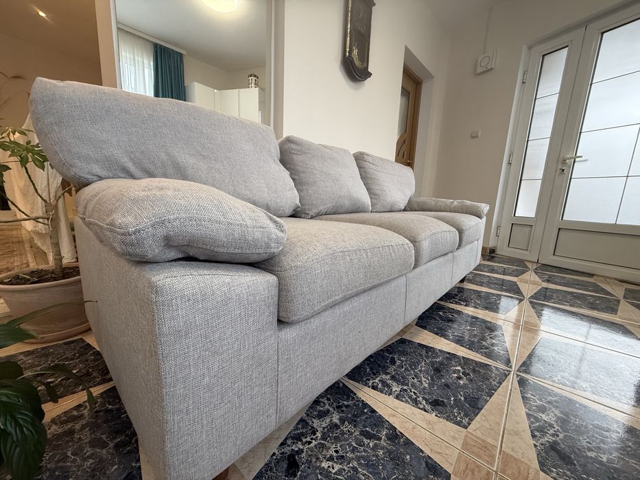 Canapea foarte comoda