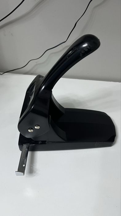 дырокол марки Berlingo.