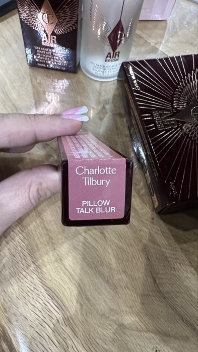 Течно матово червило Charlotte Tilbury цвят Pillow Talk blur