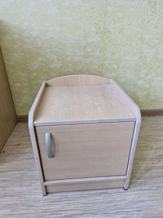 Тумбочка с дверцей