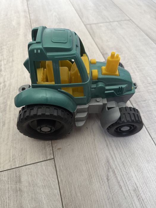 Трактор пластик новый