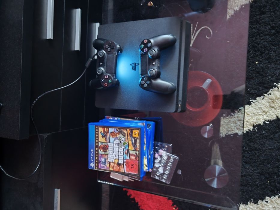 Play station 4 PRO  1Tb 2 console