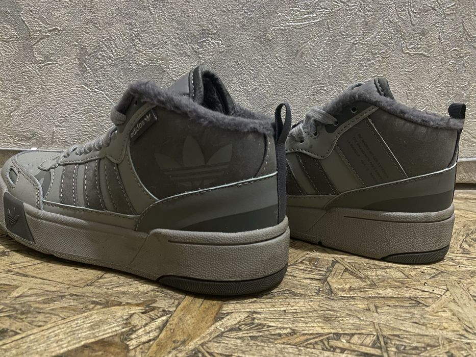 Весенние кроссовки Adidas