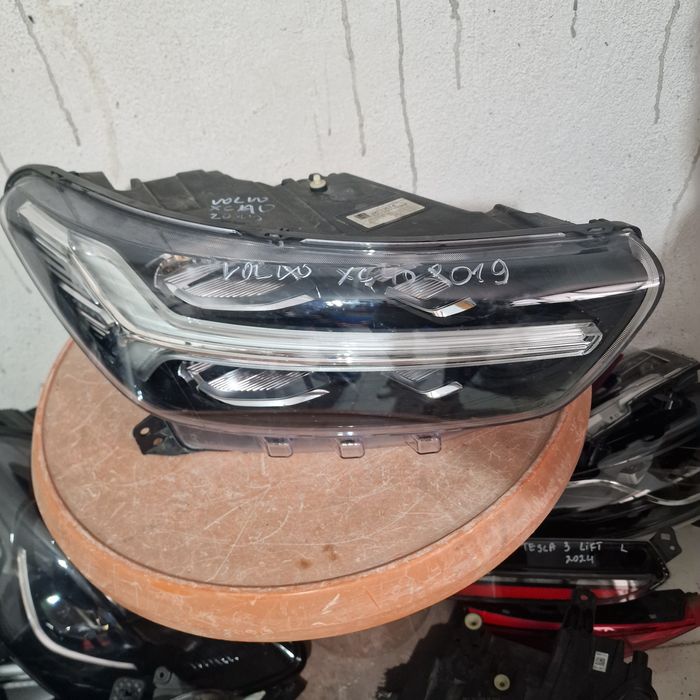 Volvo XC 40  2019 десен фар