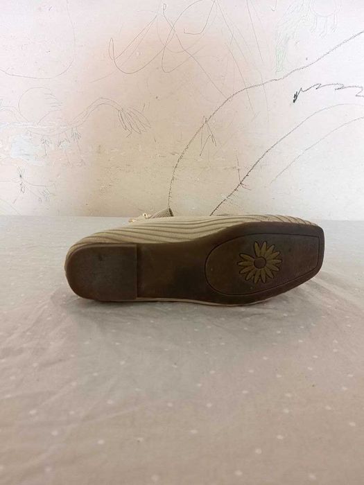 Бежевые женские лоферы.