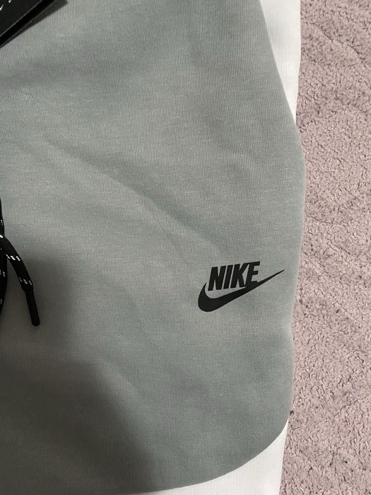 Pantaloni Nike Tech
