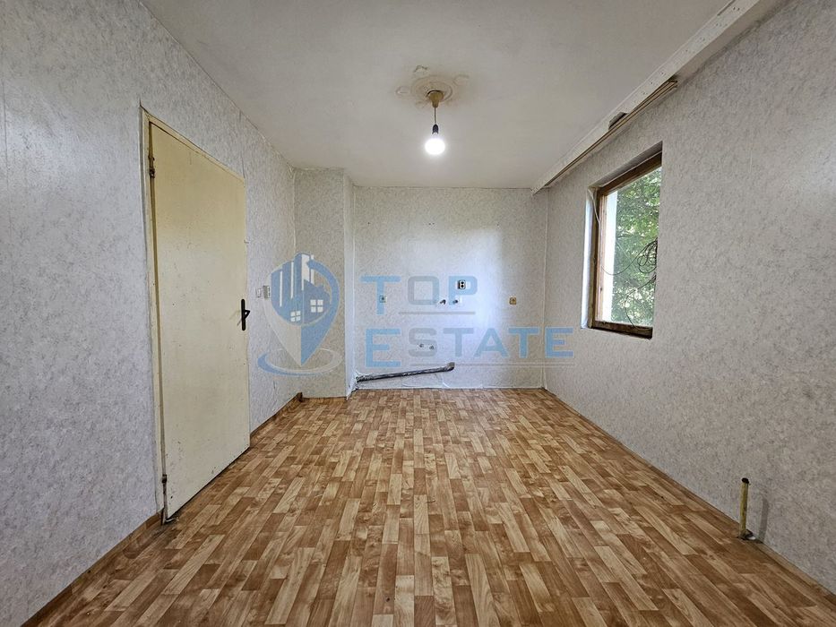 Двуетажна монолитна къща с гараж на тиха улица в град Стражица, облас
