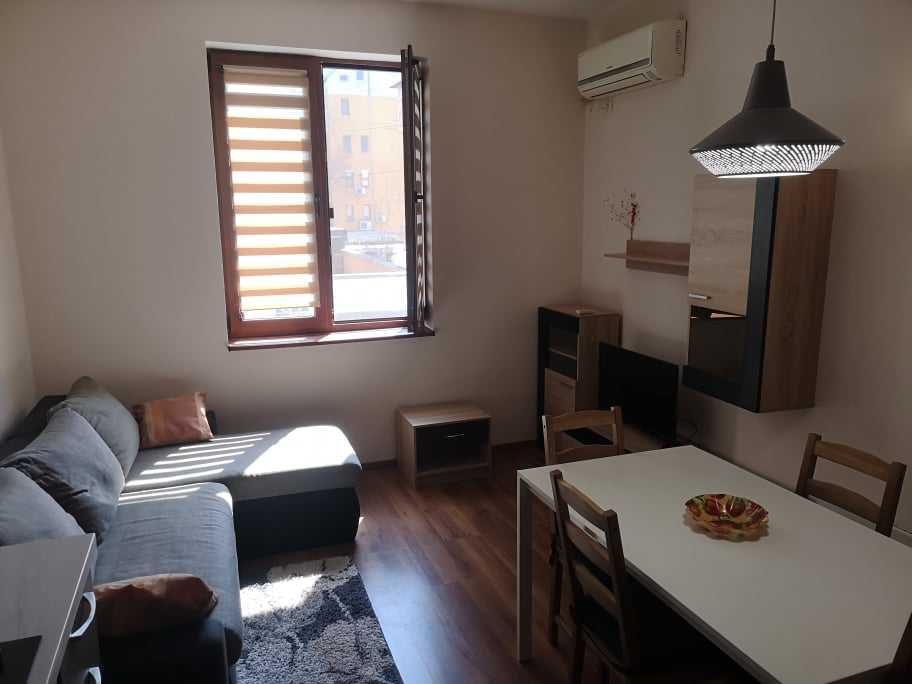 Дава се под наем Двустаен апартамент в Бургас, Център - 60 кв.м за 408 € - Снимка #1