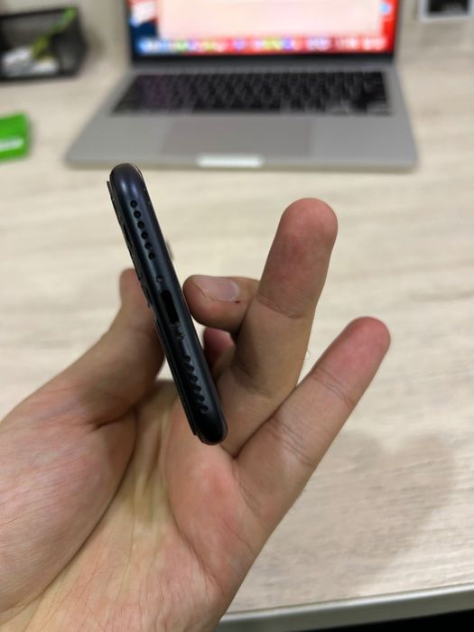 Iphone SE 64gb / black / Емкость 100 /Оригинал