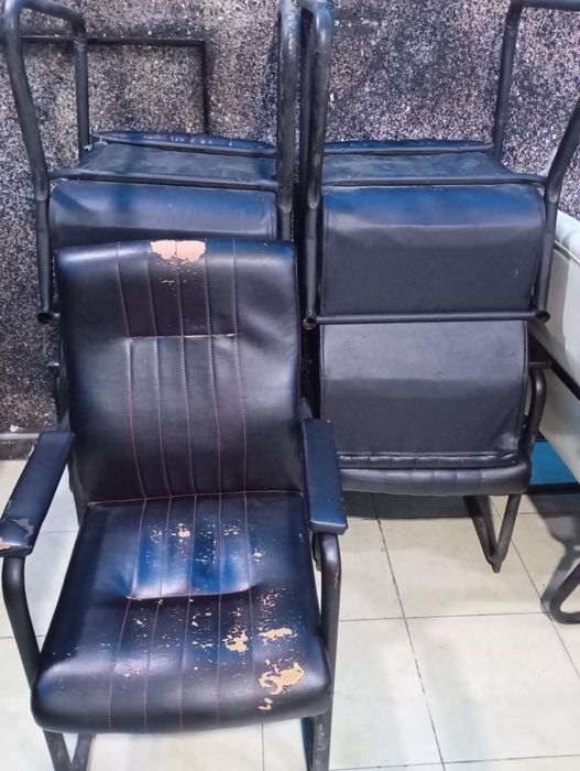 Kreslo stol sotiladi 20 dona bor holati oʻrtacha keliwtrib bervoraman