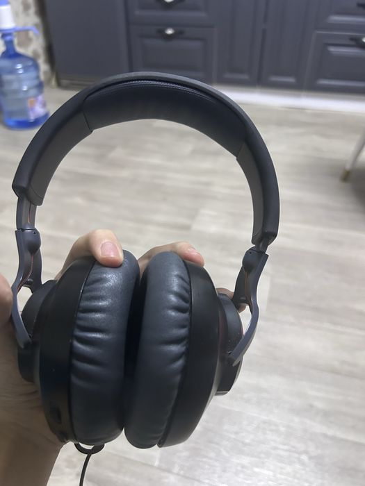 наушники JBL Quantum 100