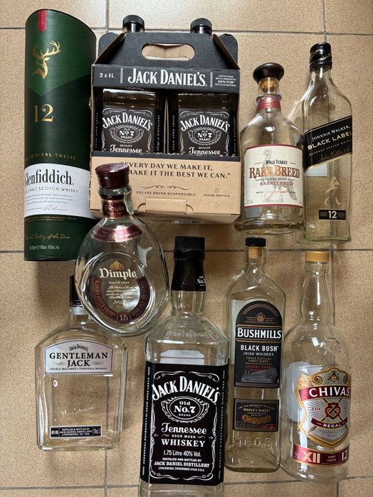 Празни бутилки от уиски / ром / ракия