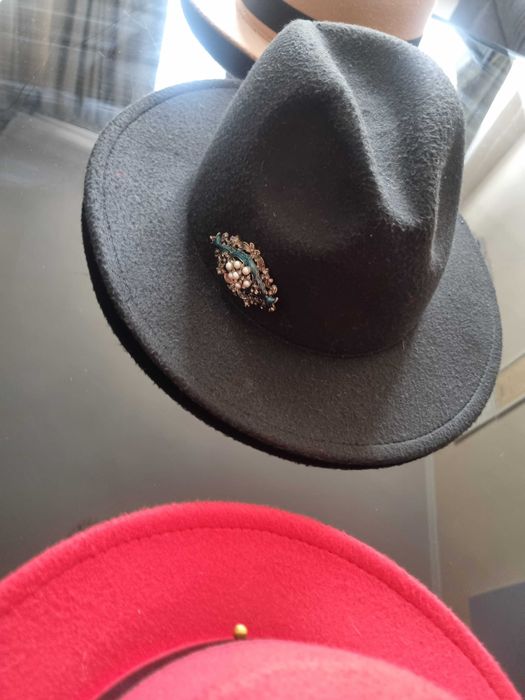 Стилни дамски шапки червена бежова и черна