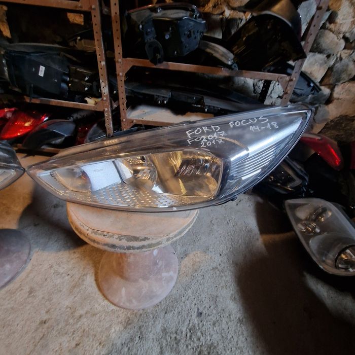 Ford Focus 2017 ляв и десен фар 14-18