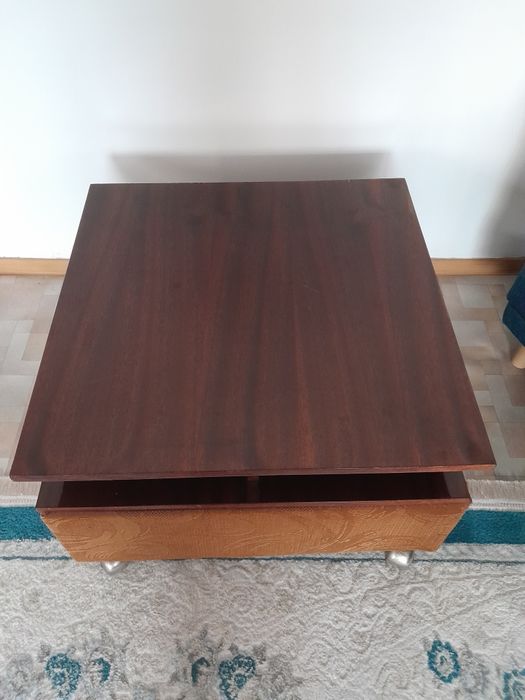 Столик на колесиках