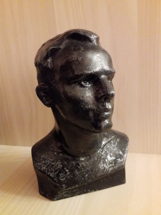 Продам статуэтку Гагарина